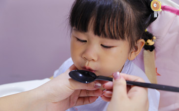 教孩子說話時(shí)為什么要先教孩子用手勢表達(dá)？