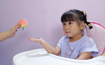 語言訓(xùn)練過程中需要讓孩子看書嗎？