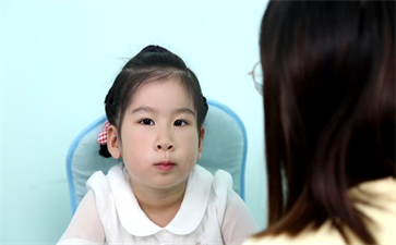小孩口吃怎么糾正？