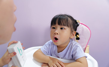 孩子說(shuō)話結(jié)巴掛什么科室？